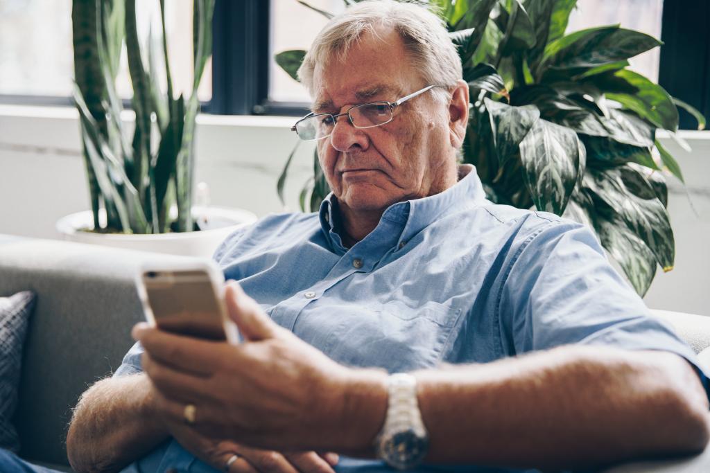 senior using cell phone 1024x683 1